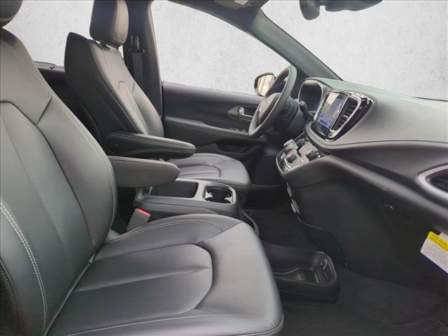 Used 2025 Chrysler Pacifica Select image 26