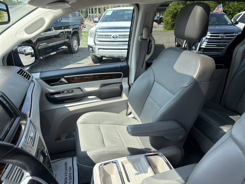 Used 2013 Volkswagen Routan SEL Premium FWD image 8