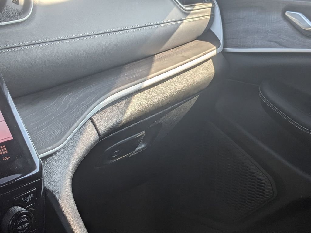 Used 2025 Jeep Grand Cherokee Limited w/ Luxury Tech Group II image 26