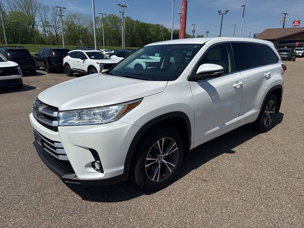 Used 2017 Toyota Highlander Plus AWD/4WD image 3