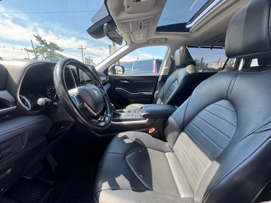Used 2021 Toyota Highlander XLE AWD/4WD image 20