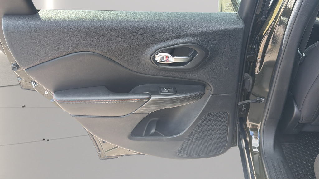 Used 2017 Jeep Cherokee 75th Anniversary FWD image 23