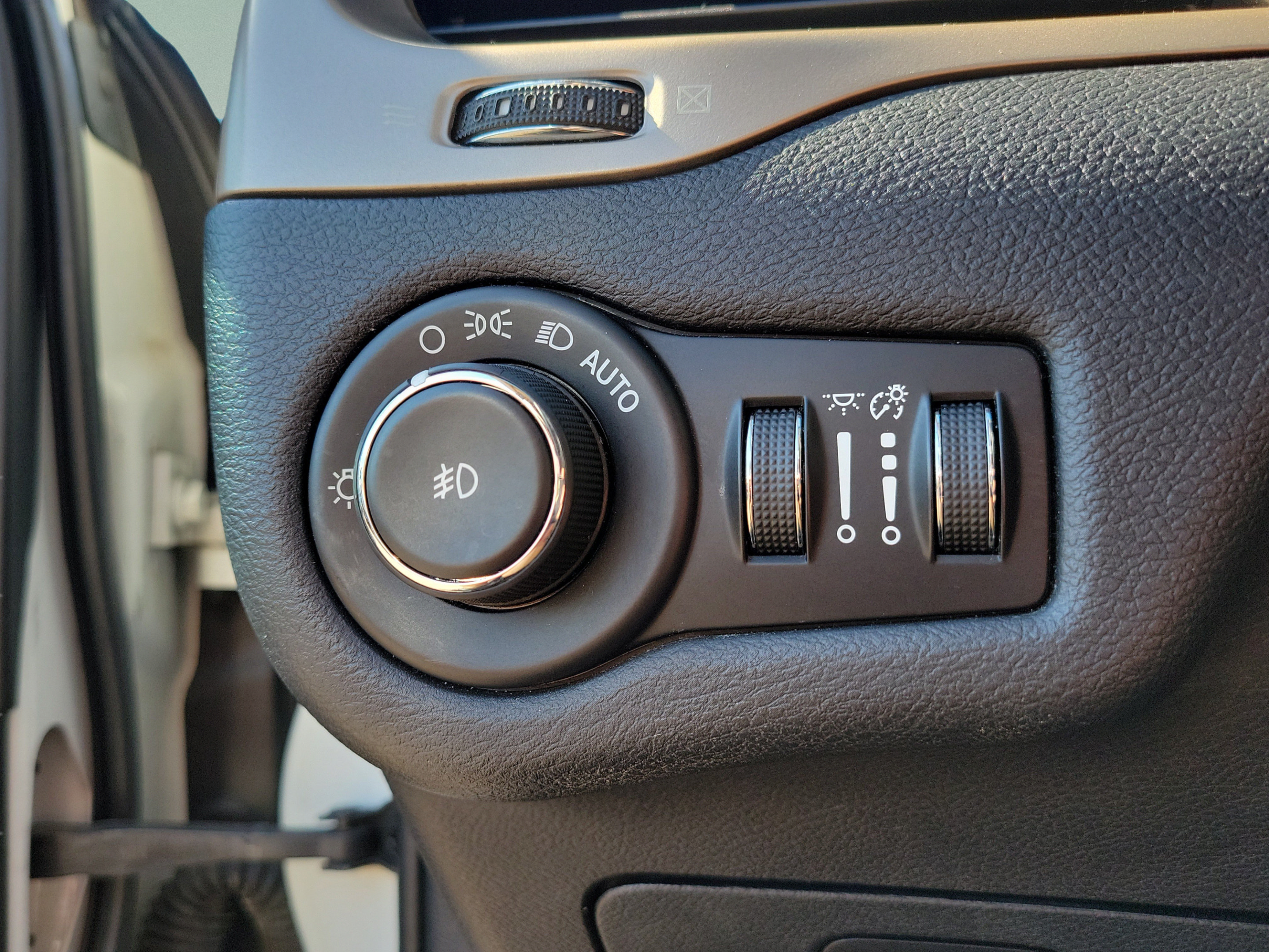 Used 2016 Jeep Cherokee Limited AWD/4WD image 10
