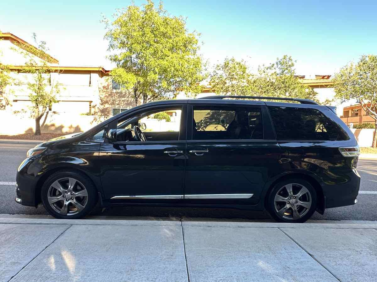 Used 2017 Toyota Sienna SE w/ SE Preferred Package FWD image 5