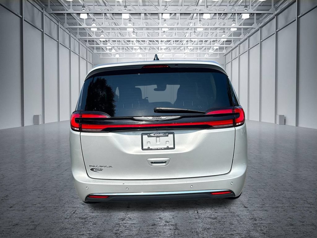 Used 2024 Chrysler Pacifica Touring-L FWD image 7