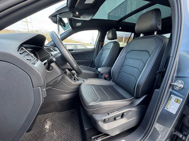 Certified 2022 Volkswagen Tiguan SEL R-Line image 30