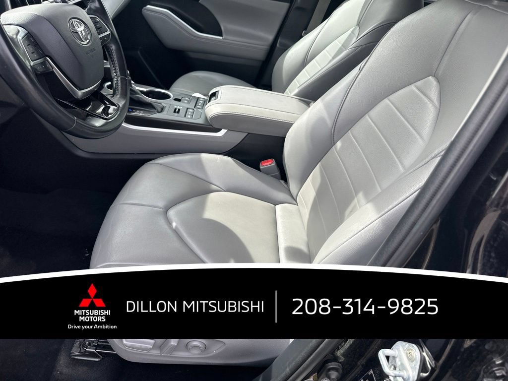 Used 2021 Toyota Highlander XLE AWD/4WD image 3