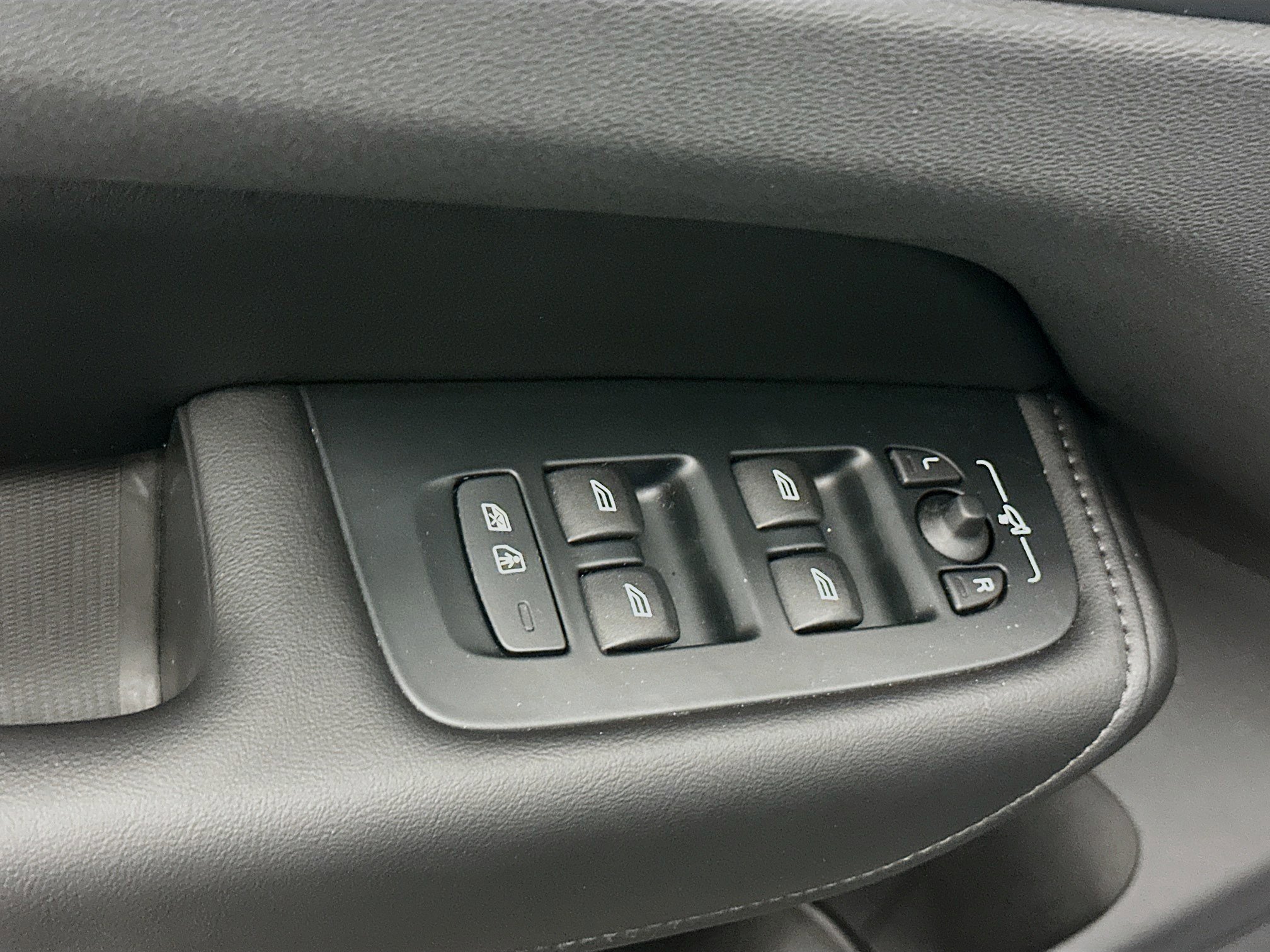 Used 2025 Volvo XC60 B5 Plus image 15