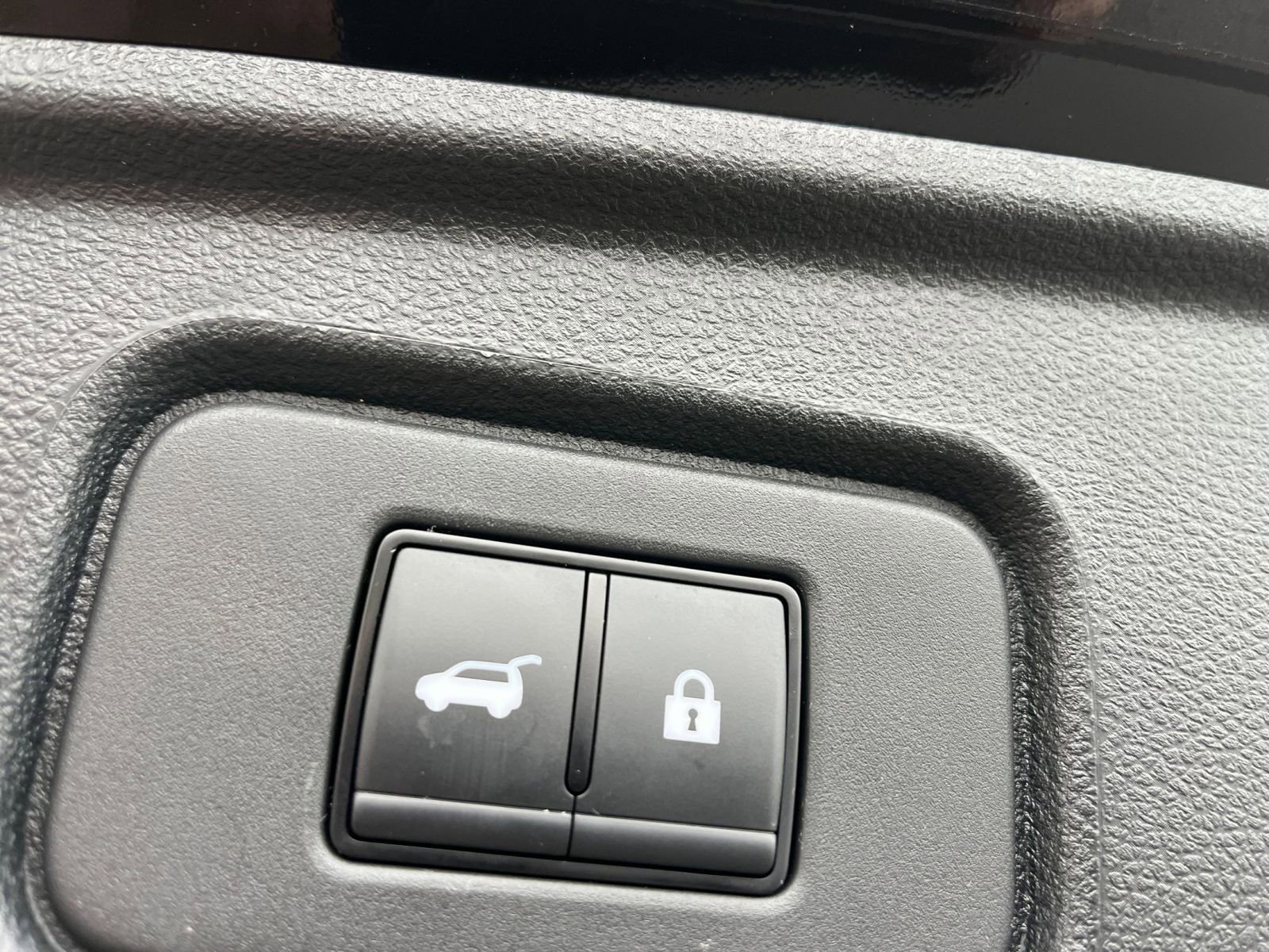 Used 2025 Nissan Pathfinder SV image 23