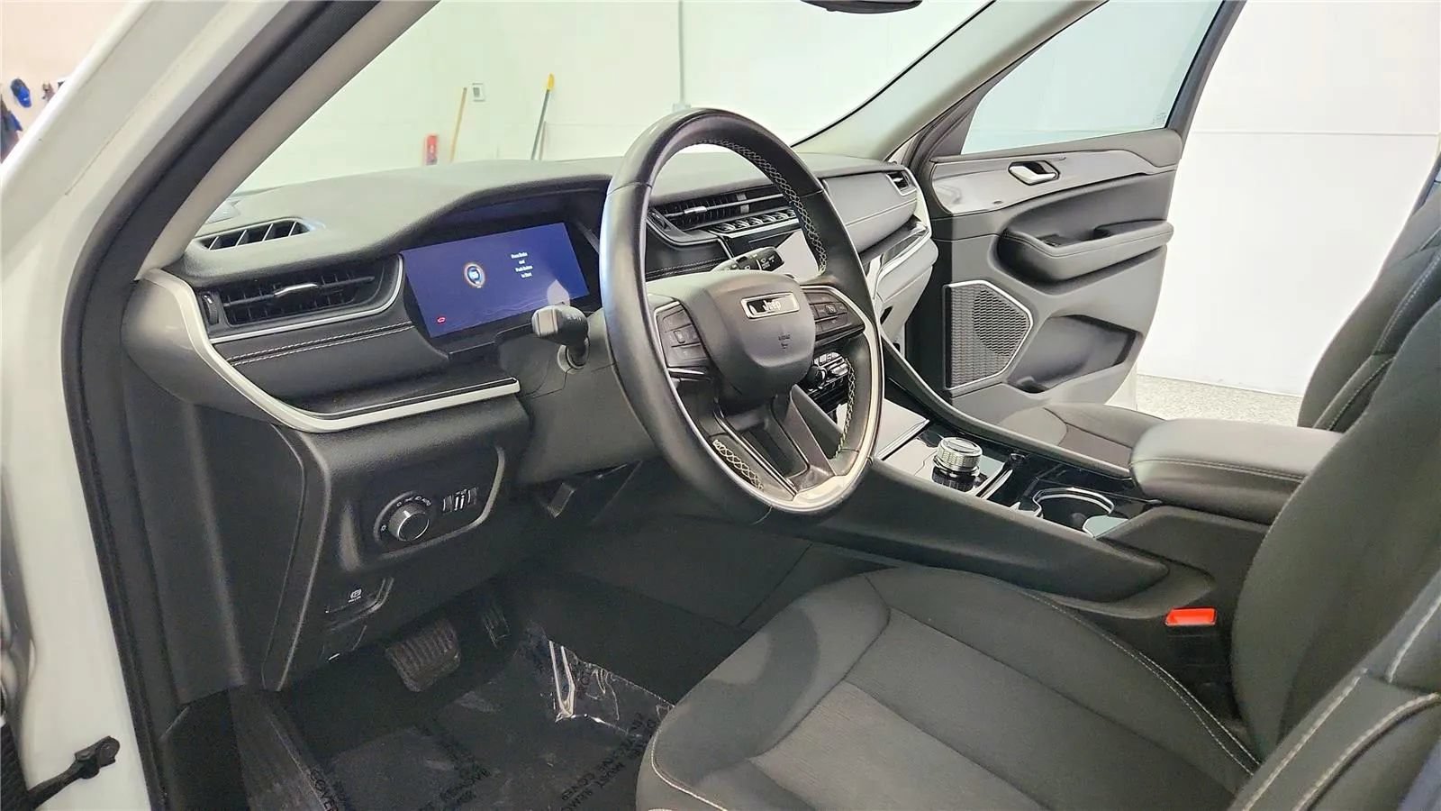 Used 2022 Jeep Grand Cherokee L Laredo w/ Luxury Tech Group I AWD/4WD image 14
