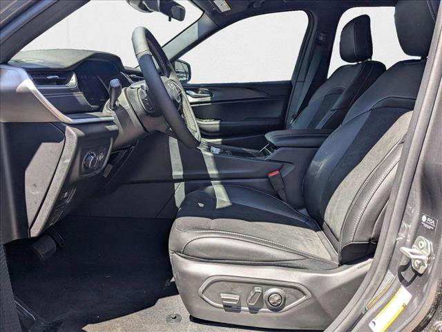 New 2025 Jeep Grand Cherokee Altitude image 4