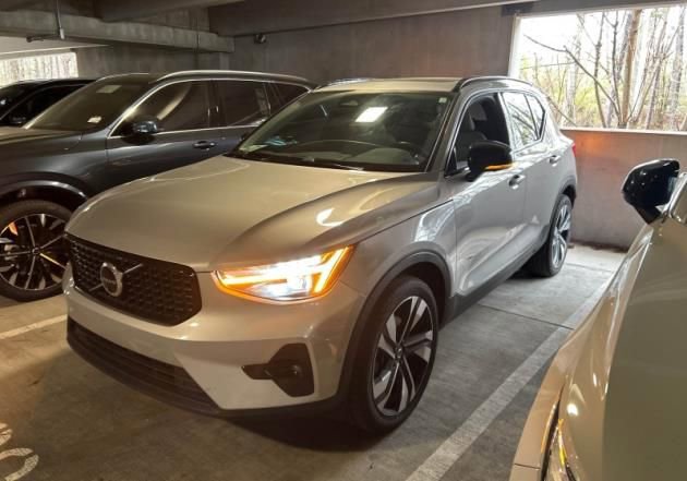 Used 2023 Volvo XC40 B5 Ultimate w/ Climate Package