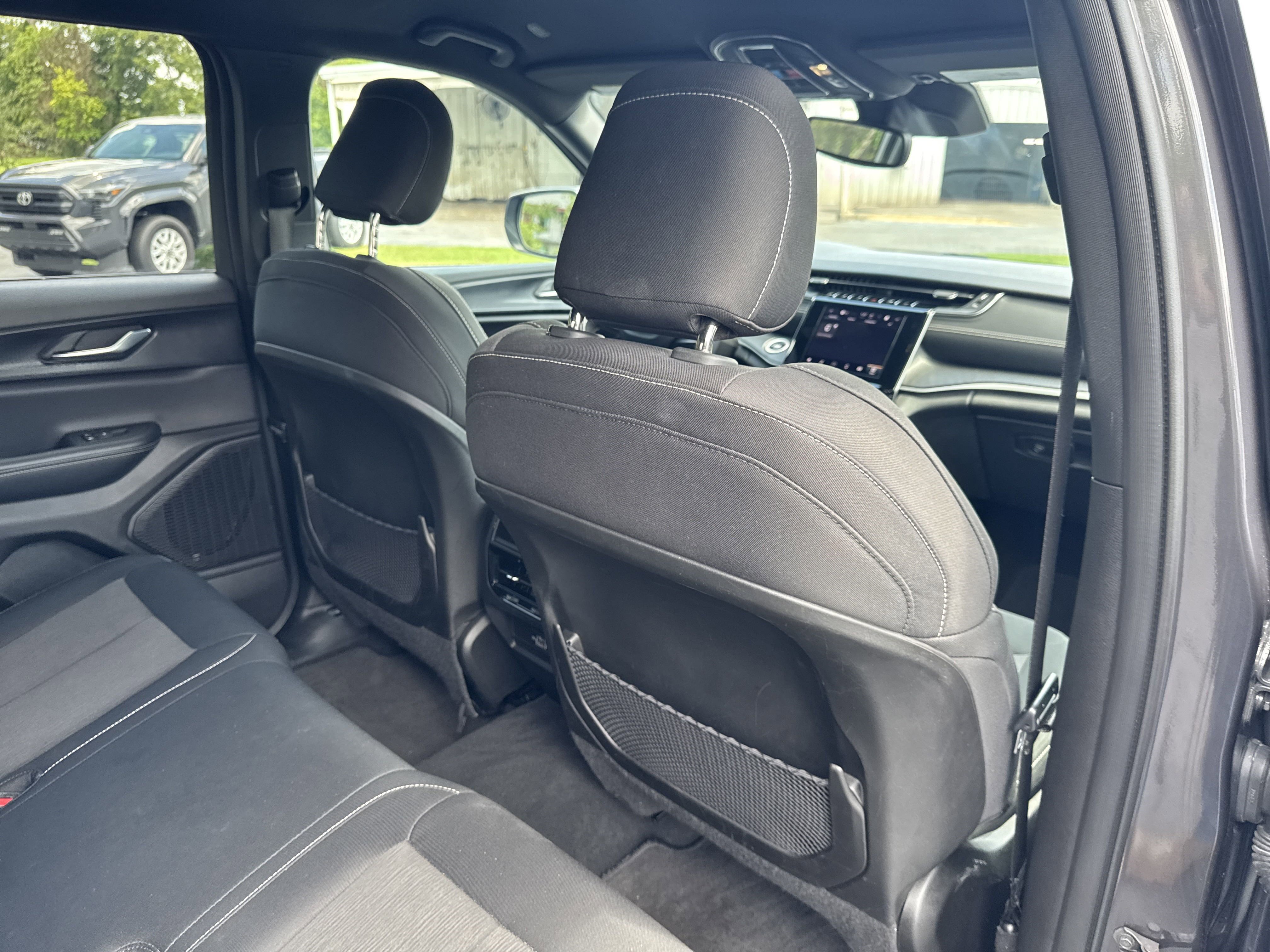 Used 2024 Jeep Grand Cherokee Laredo image 29