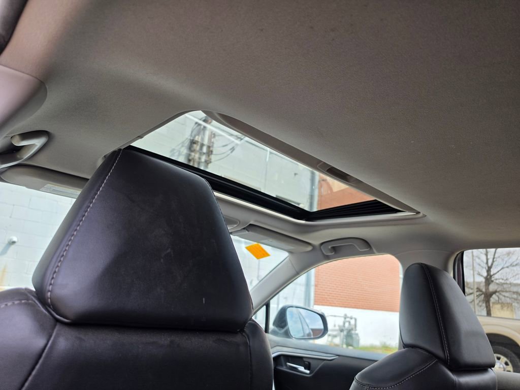 Used 2021 Toyota RAV4 XLE Premium image 7