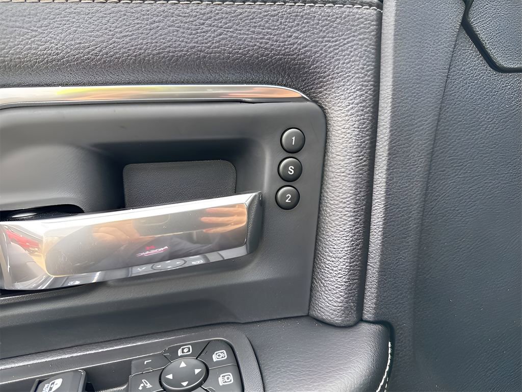 New 2026 RAM 2500 Laramie AWD/4WD image 17