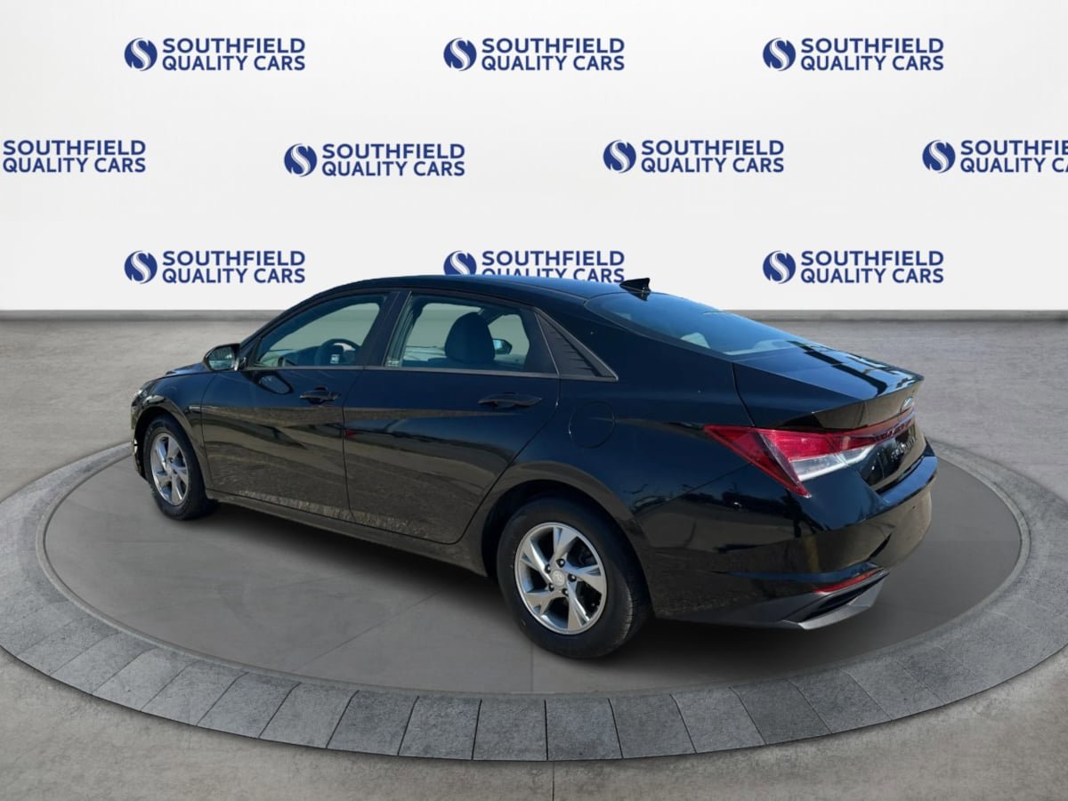 Used 2022 Hyundai Elantra SE FWD image 4