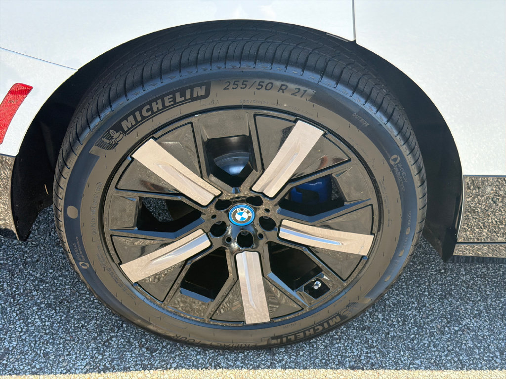 Used 2023 BMW iX xDrive50 w/ Sport Package AWD/4WD image 17
