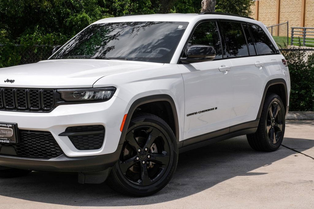 Used 2023 Jeep Grand Cherokee Altitude image 13