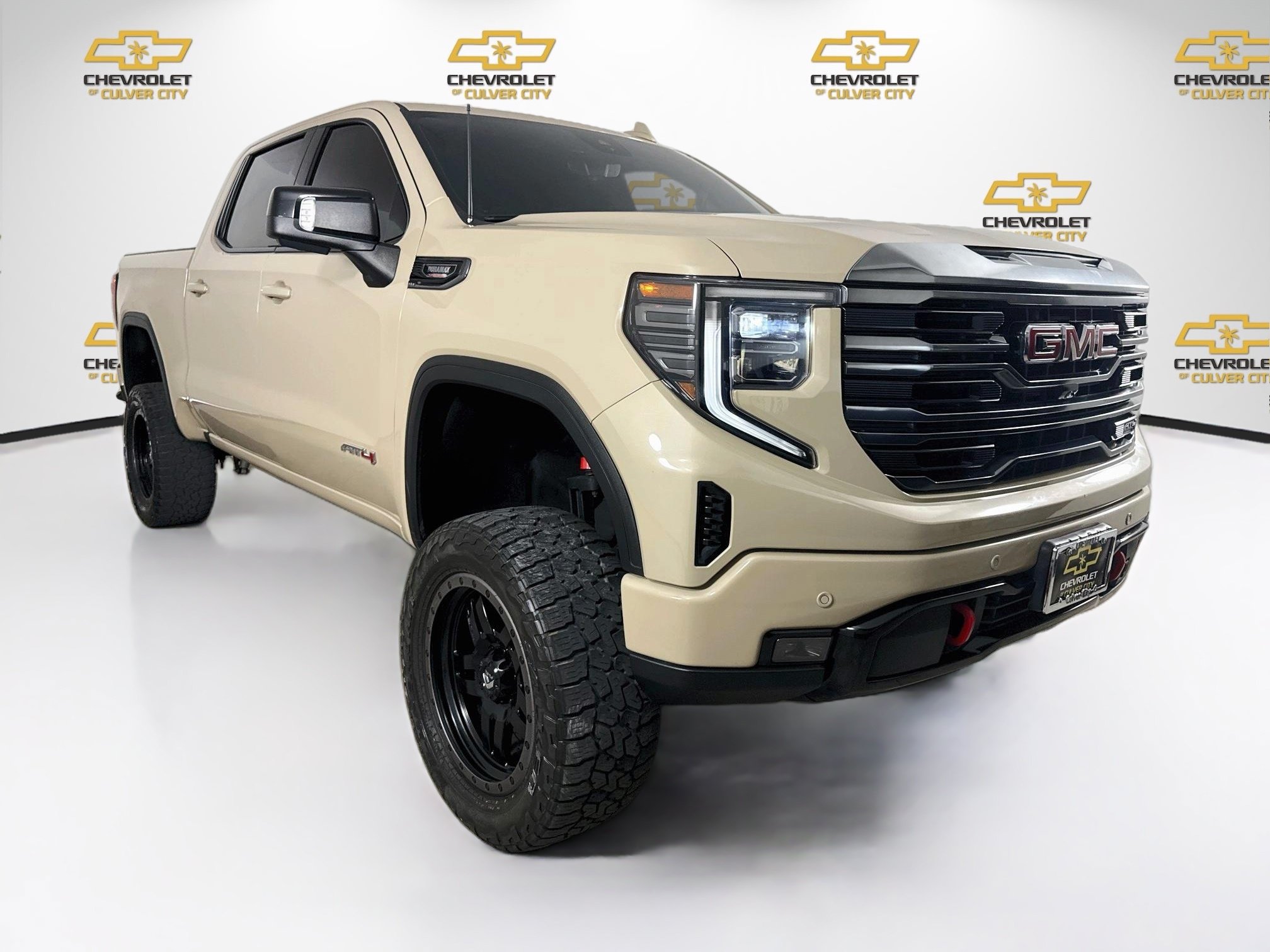 Used 2023 GMC Sierra 1500 AT4 w/ Technology Package AWD/4WD image 1