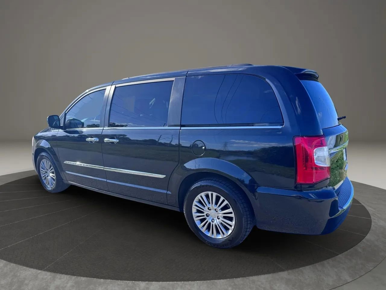 Used 2014 Chrysler Town & Country Touring-L w/ Driver Convenience Group FWD image 6