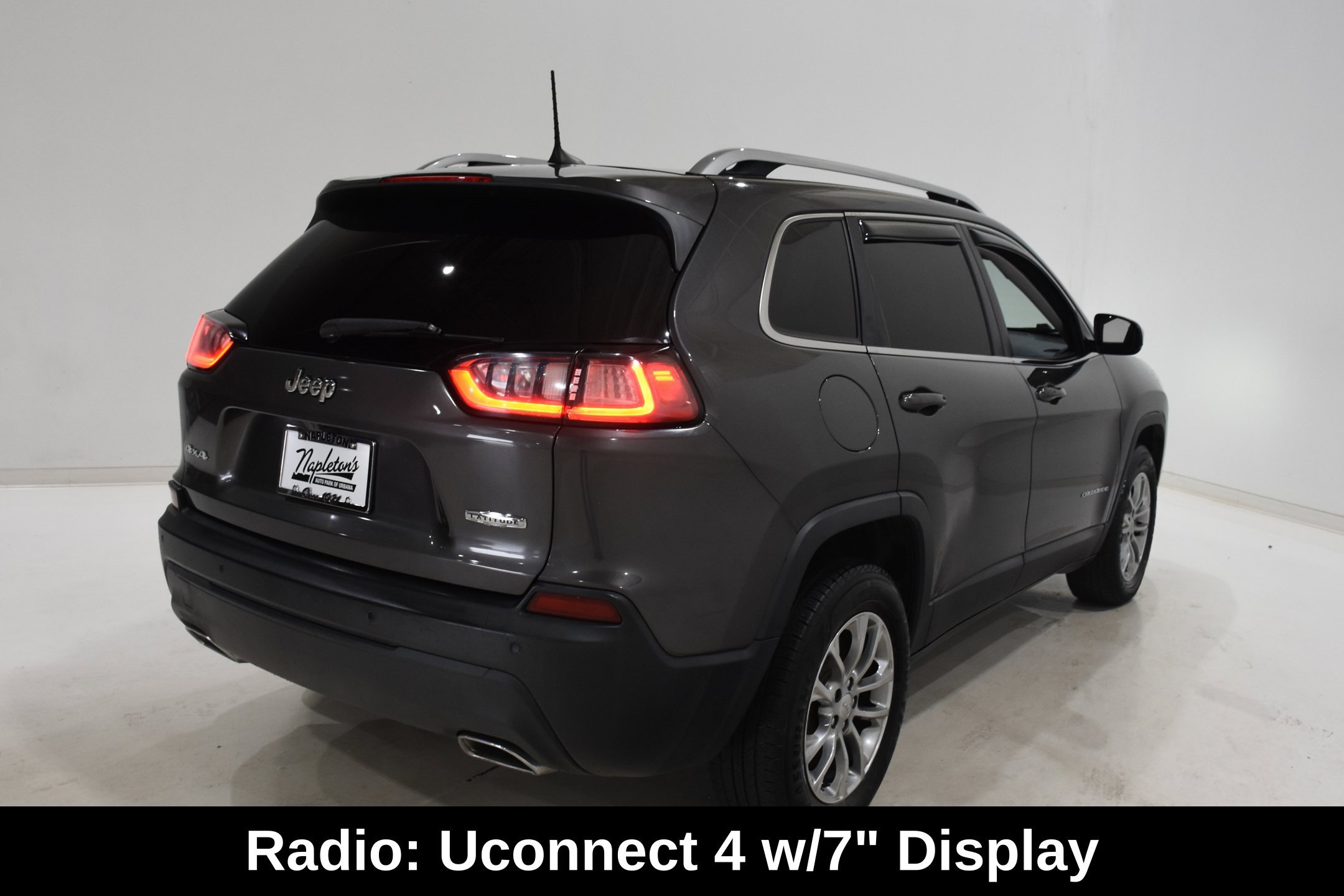 Used 2019 Jeep Cherokee Latitude Plus w/ Cold Weather Group AWD/4WD image 4