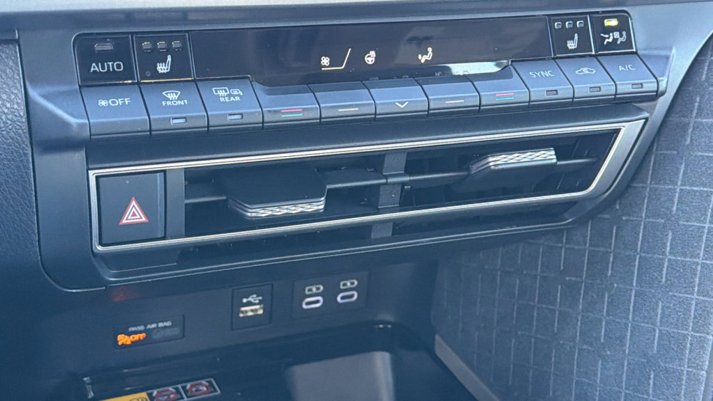 Used 2025 Toyota Camry XLE image 14