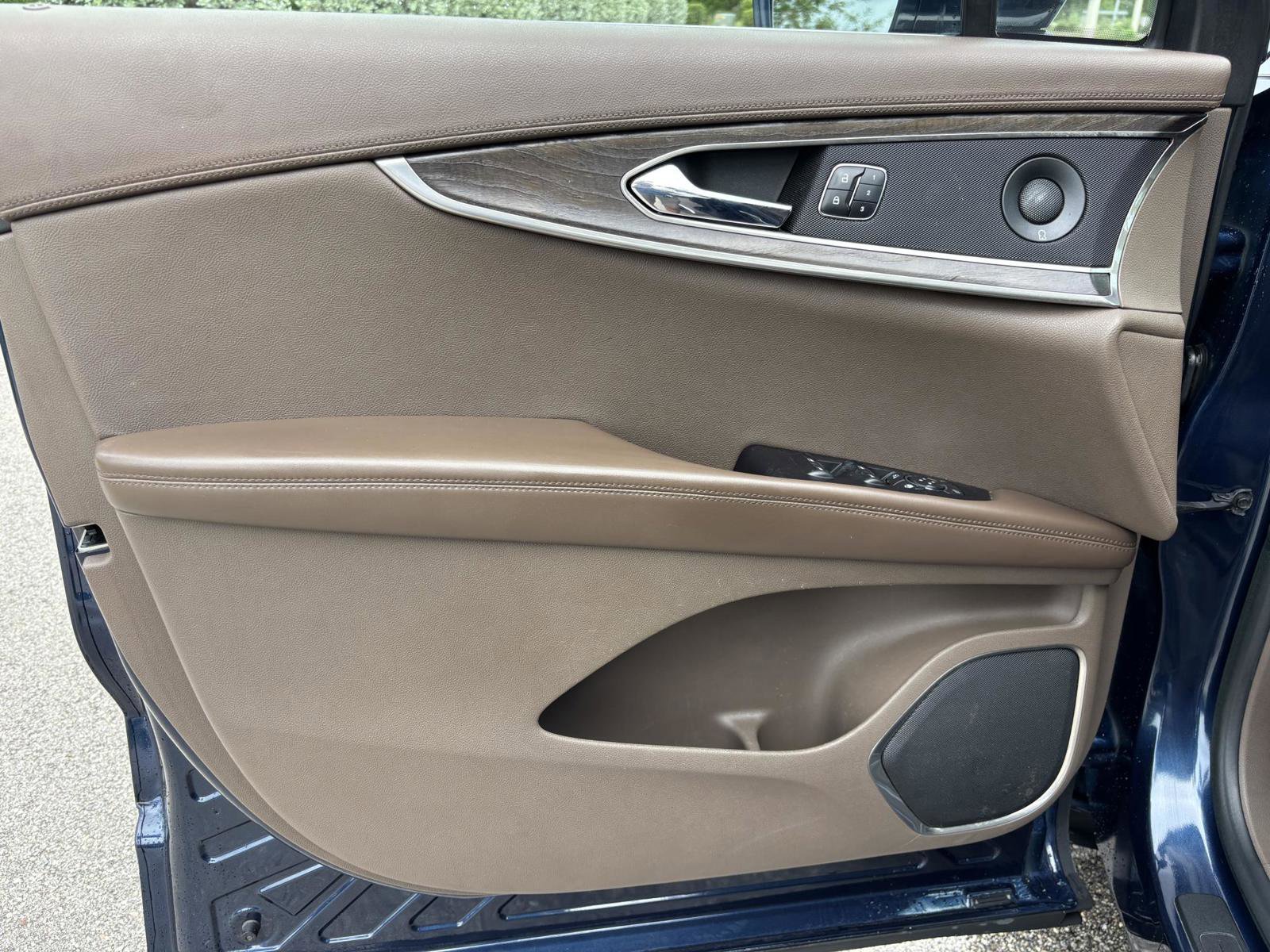 Used 2017 Lincoln MKX Reserve w/ Driver Assistance Package image 39