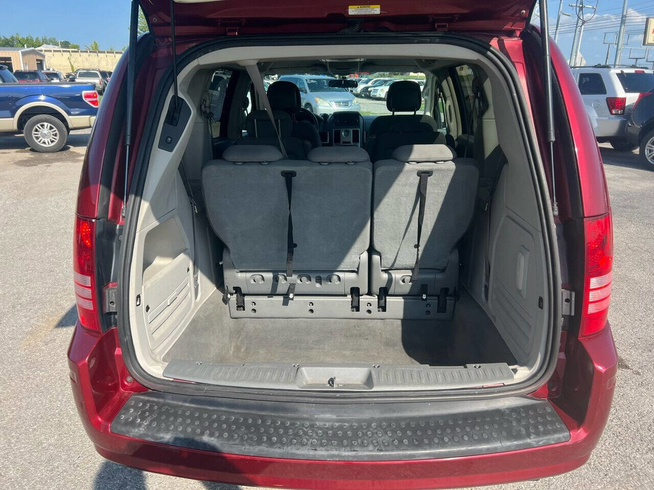 Used 2010 Chrysler Town & Country Touring image 12