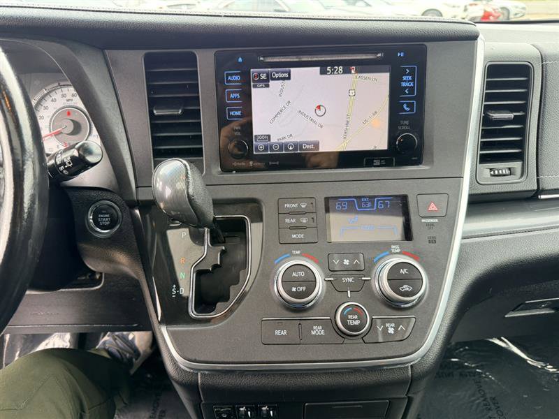 Used 2016 Toyota Sienna SE w/ SE Preferred Package FWD image 32