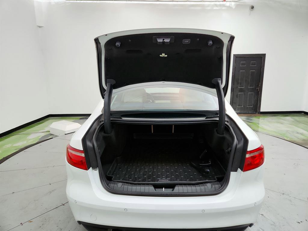 Used 2020 Jaguar XF Prestige image 30