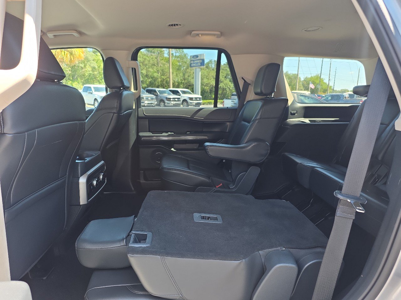 Used 2024 Ford Expedition XLT AWD/4WD image 17