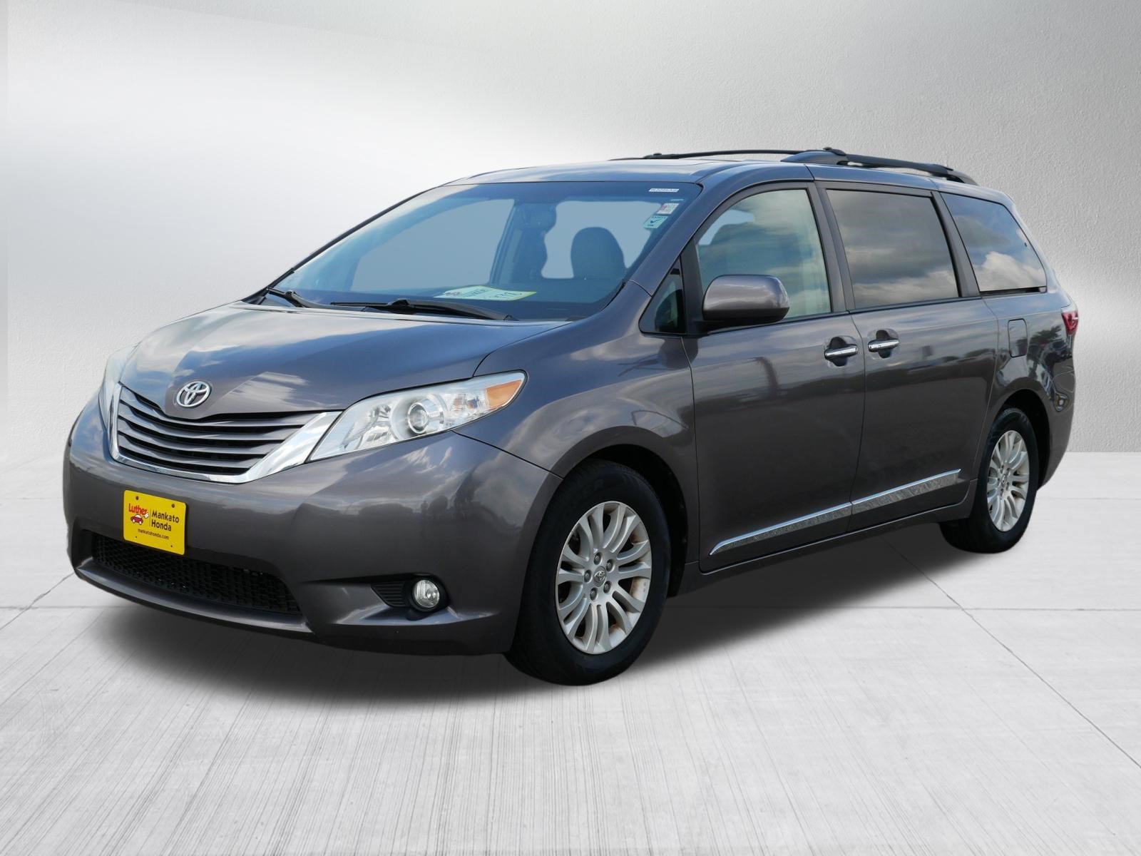 Used 2015 Toyota Sienna XLE w/ XLE Navigation Package FWD image 3