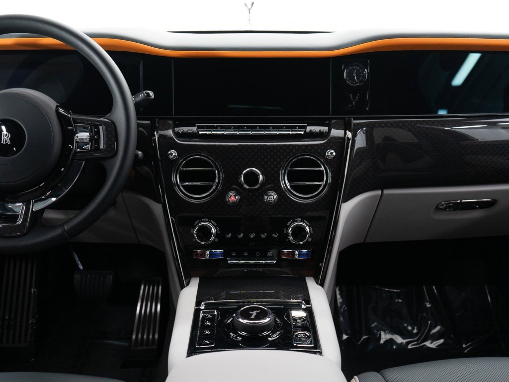 Certified 2025 Rolls-Royce Cullinan Black Badge image 40