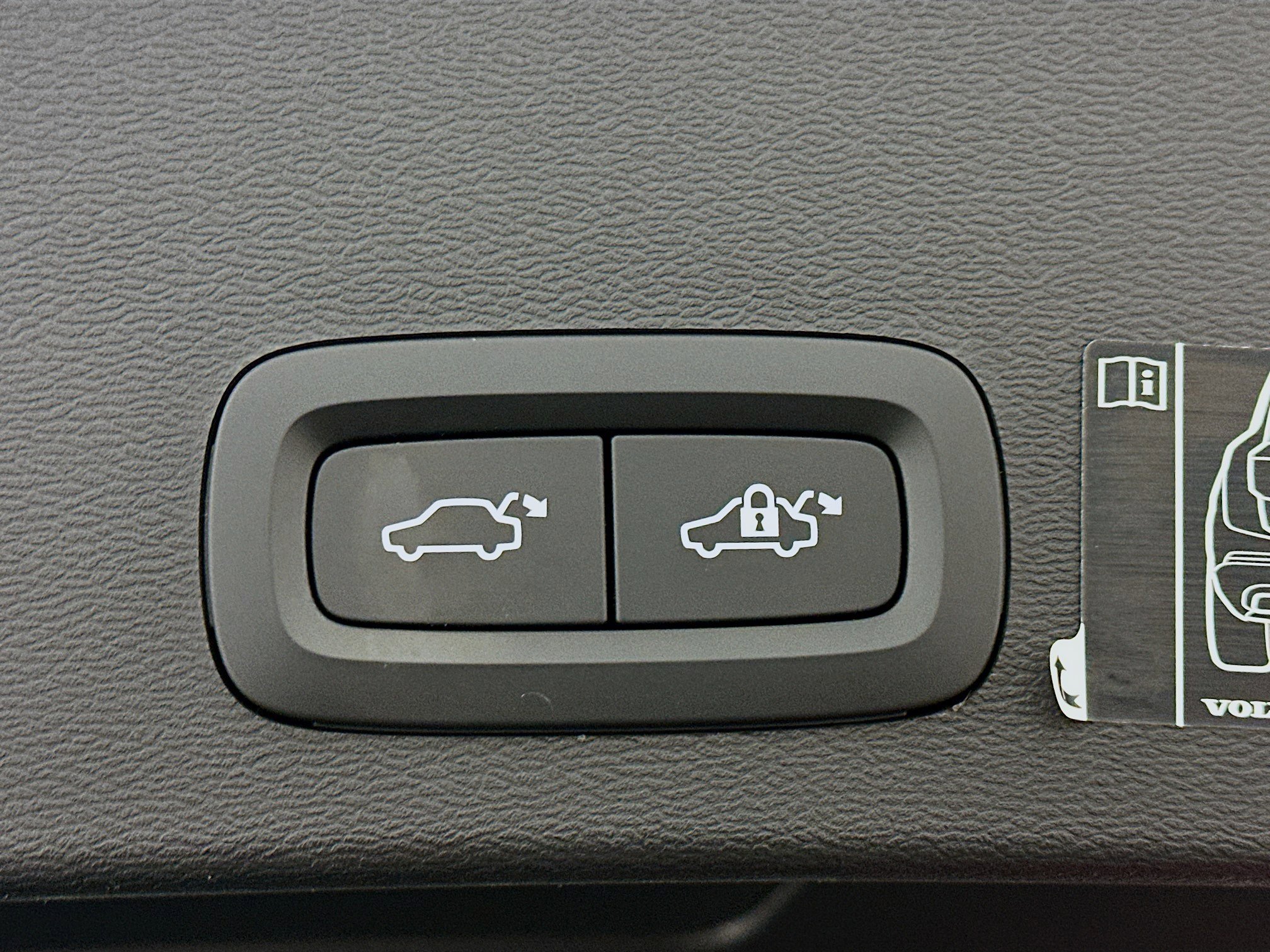 Used 2021 Volvo XC40 P8 Recharge image 32