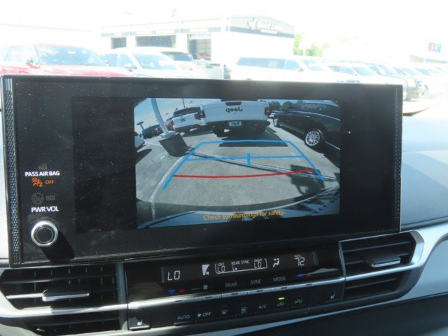 Used 2025 Toyota Sienna XLE FWD image 30