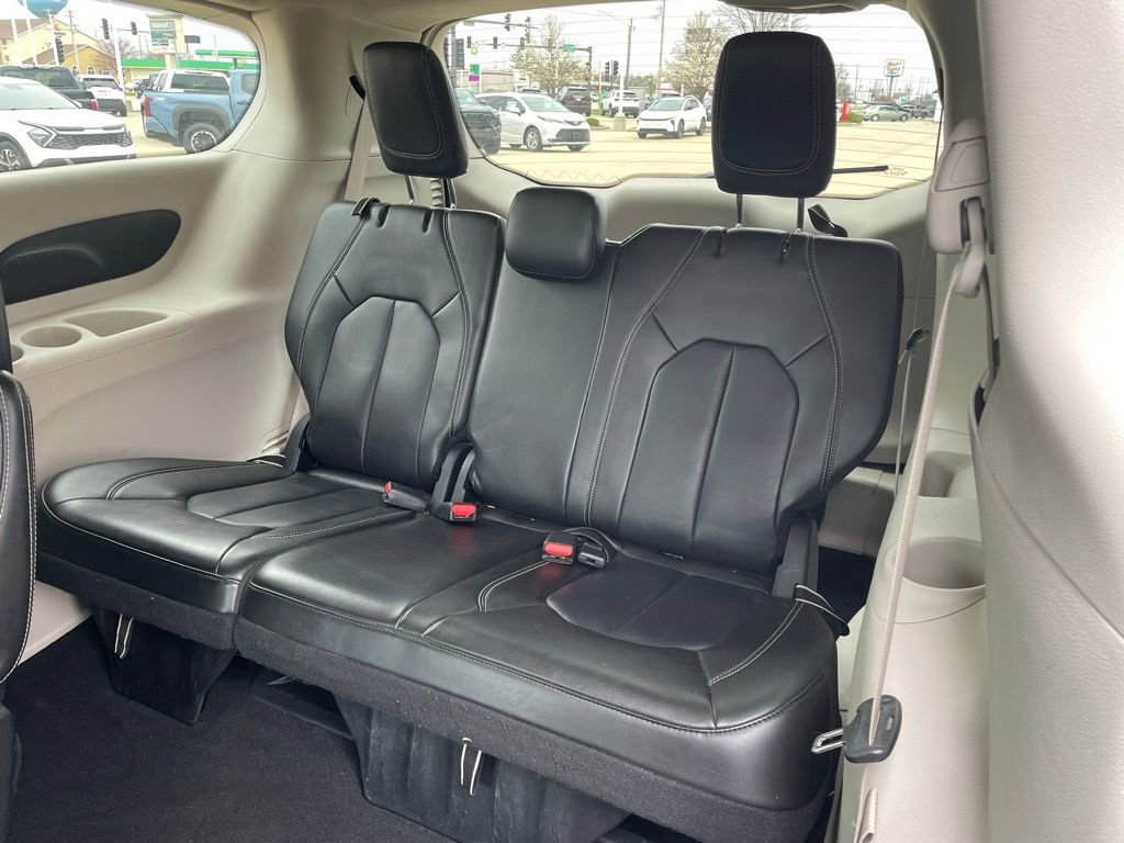 Used 2023 Chrysler Pacifica Touring-L image 14
