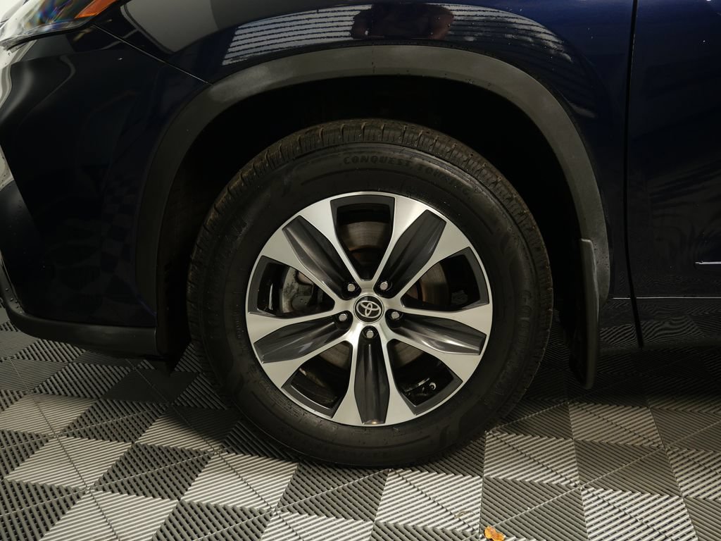 Used 2022 Toyota Highlander XLE AWD/4WD image 10