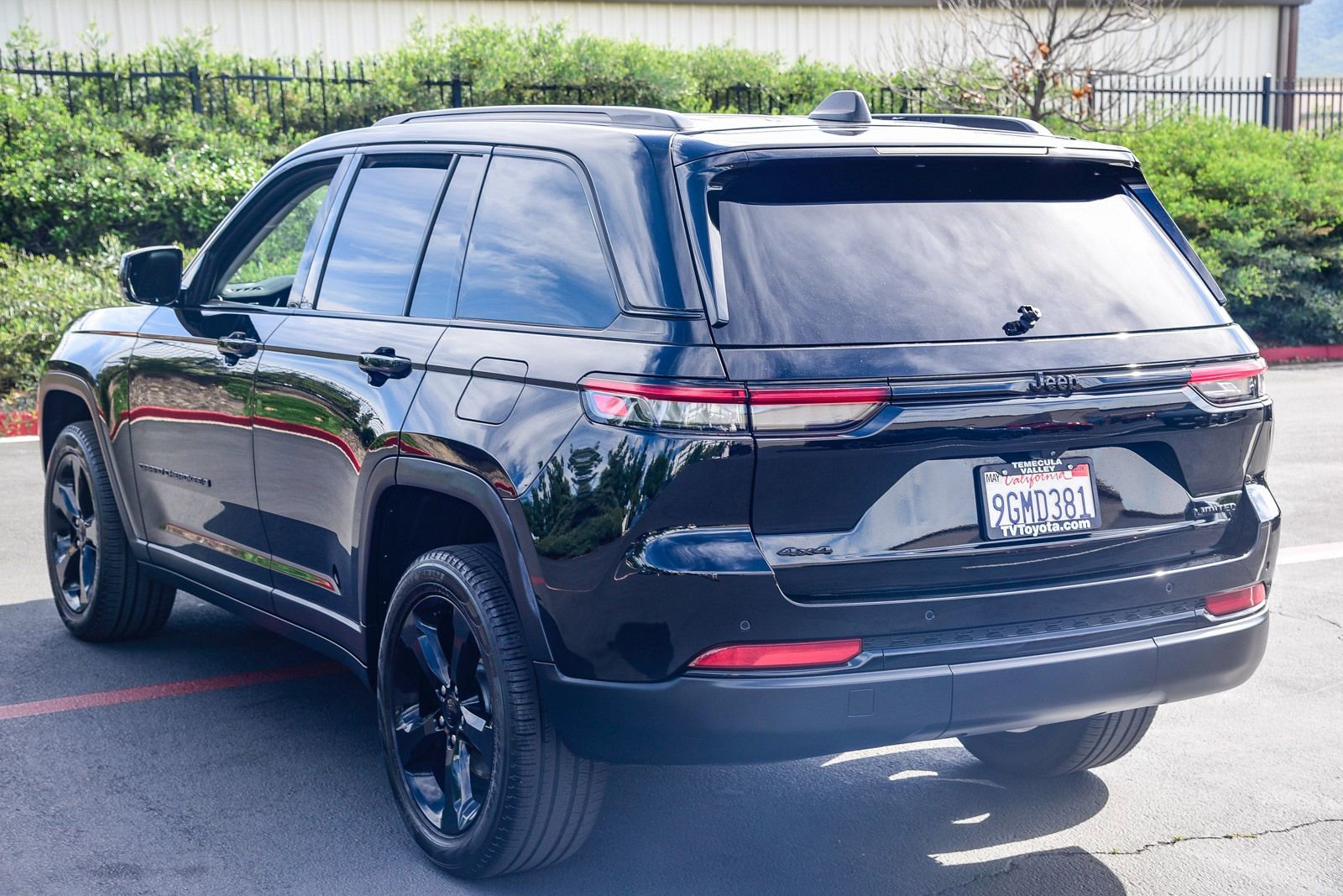 Used 2023 Jeep Grand Cherokee Limited w/ Black Appearance Package image 5