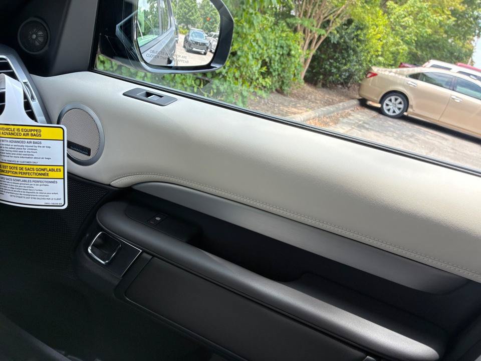 New 2026 Land Rover Discovery Limited Edition AWD/4WD image 31