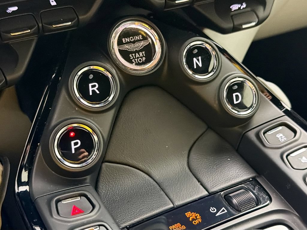 Used 2021 Aston Martin V8 Vantage Roadster RWD image 17