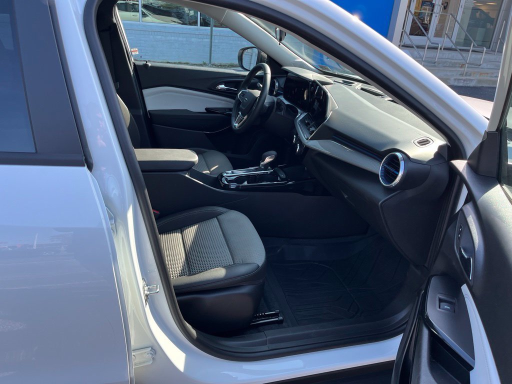 Used 2026 Chevrolet Trax LT w/ Midnight Edition FWD image 46