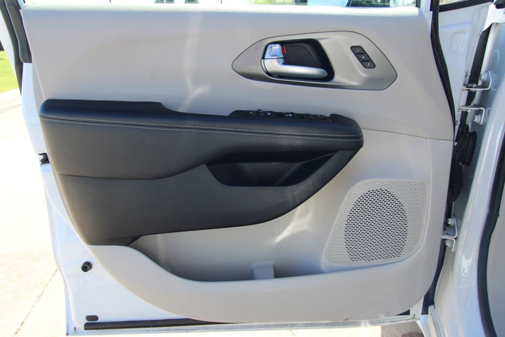 Used 2024 Chrysler Pacifica Touring-L FWD image 38