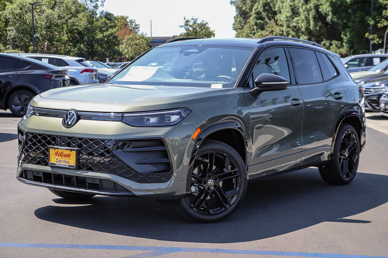 New 2026 Volkswagen Tiguan SE R-Line FWD image 1