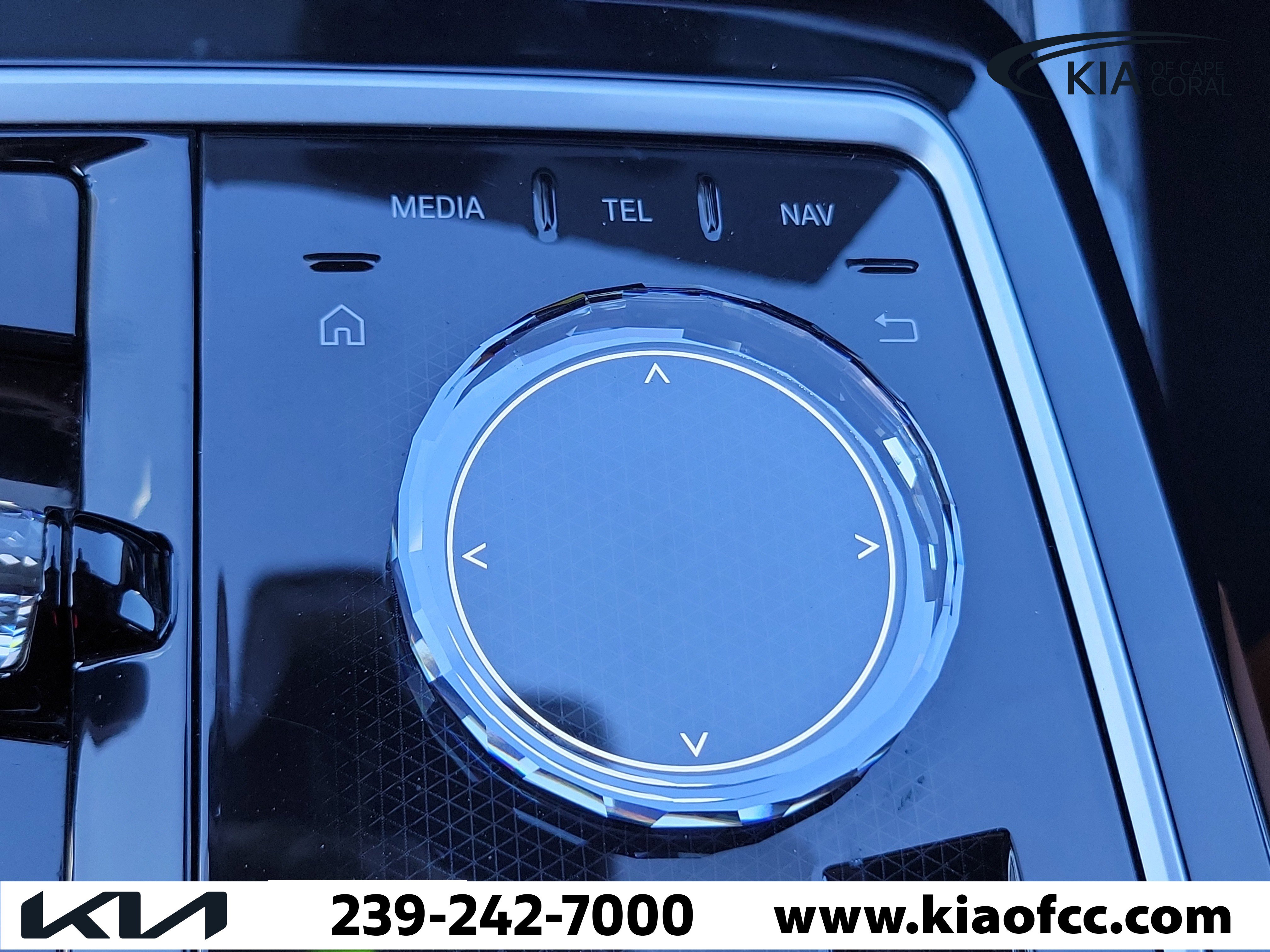Used 2025 BMW 740i w/ Premium Package RWD image 26