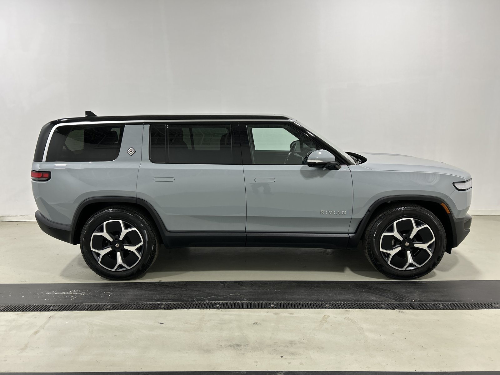 Used 2024 Rivian R1S Adventure AWD/4WD image 6