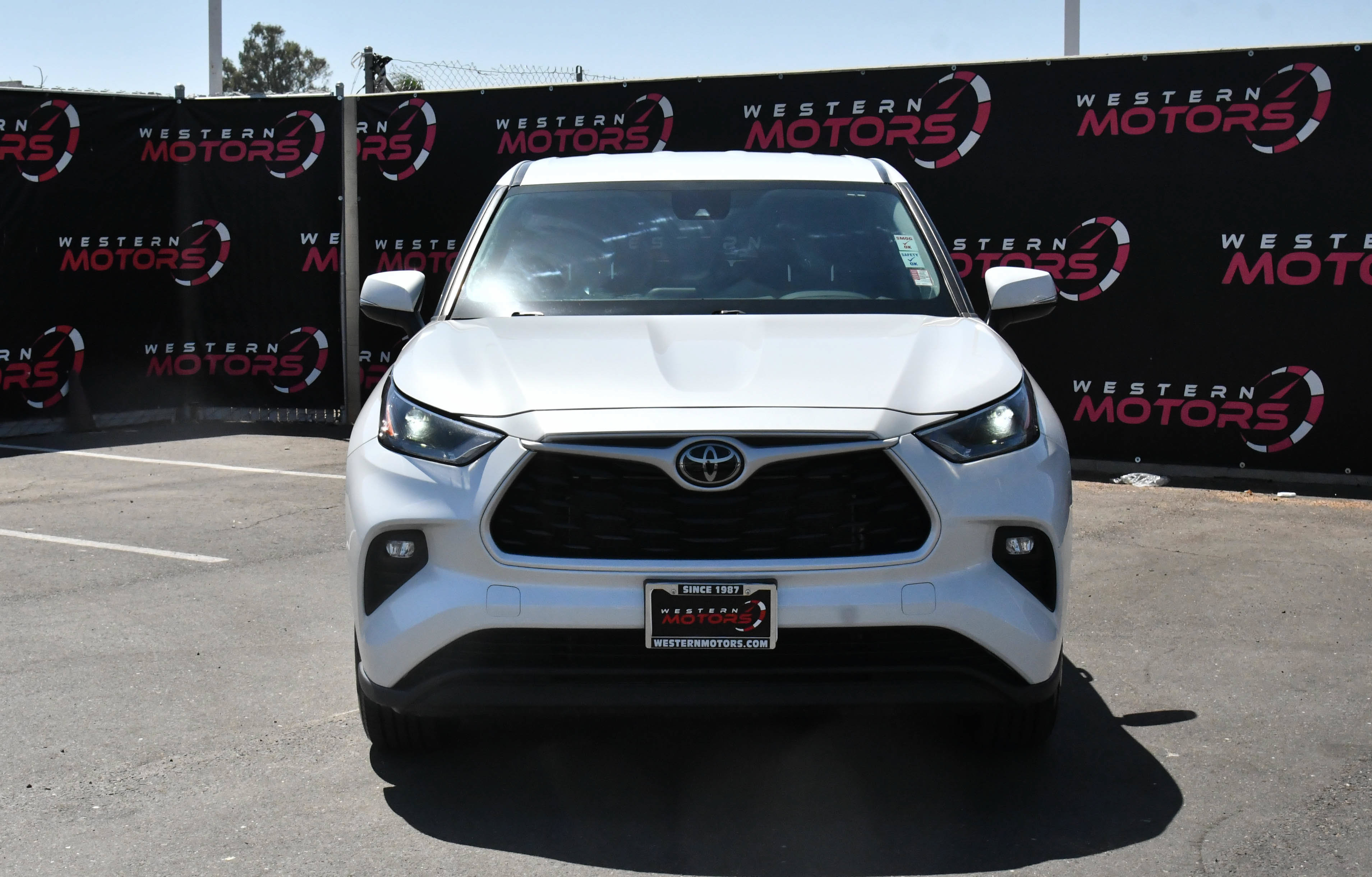 Used 2024 Toyota Highlander LE AWD/4WD image 2