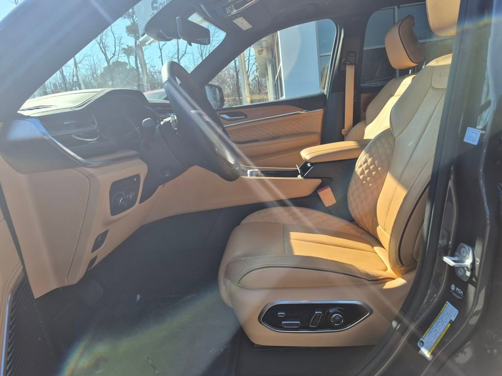 Used 2023 Jeep Grand Cherokee Summit image 2