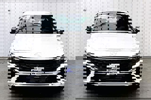 Used 2025 Hyundai Elantra SEL image 3