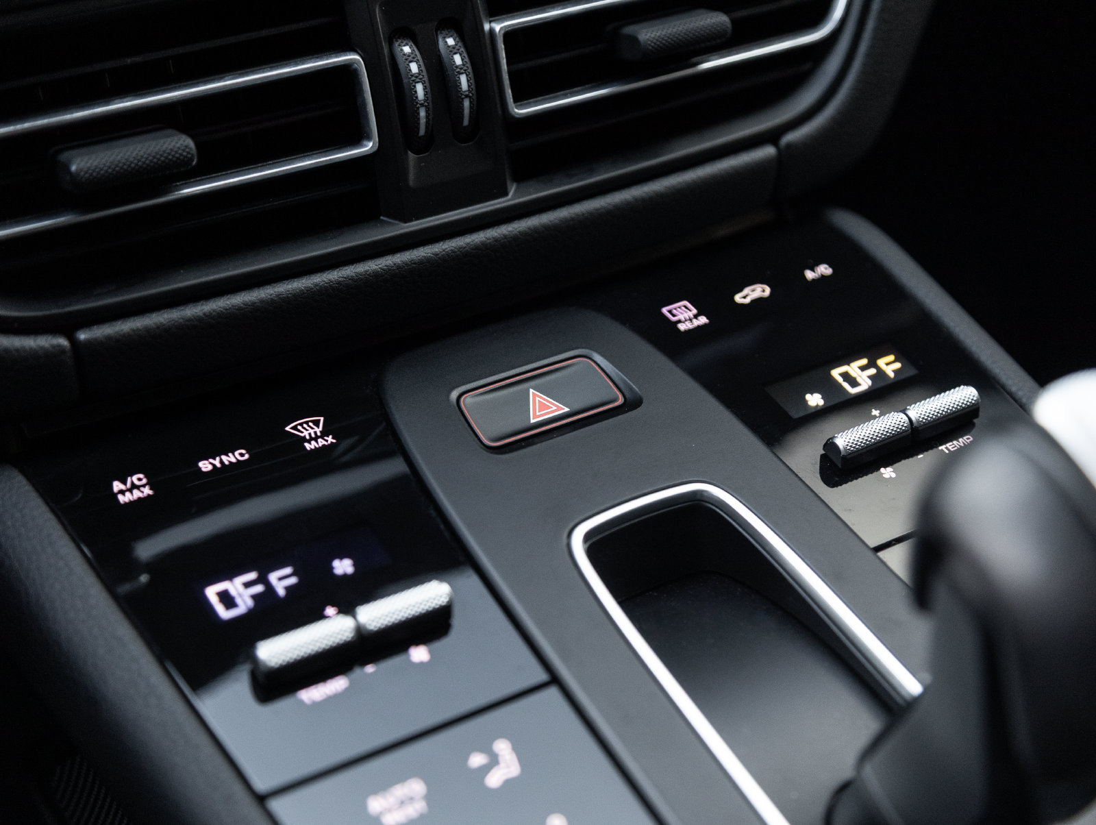 Certified 2023 Porsche Macan AWD/4WD image 25