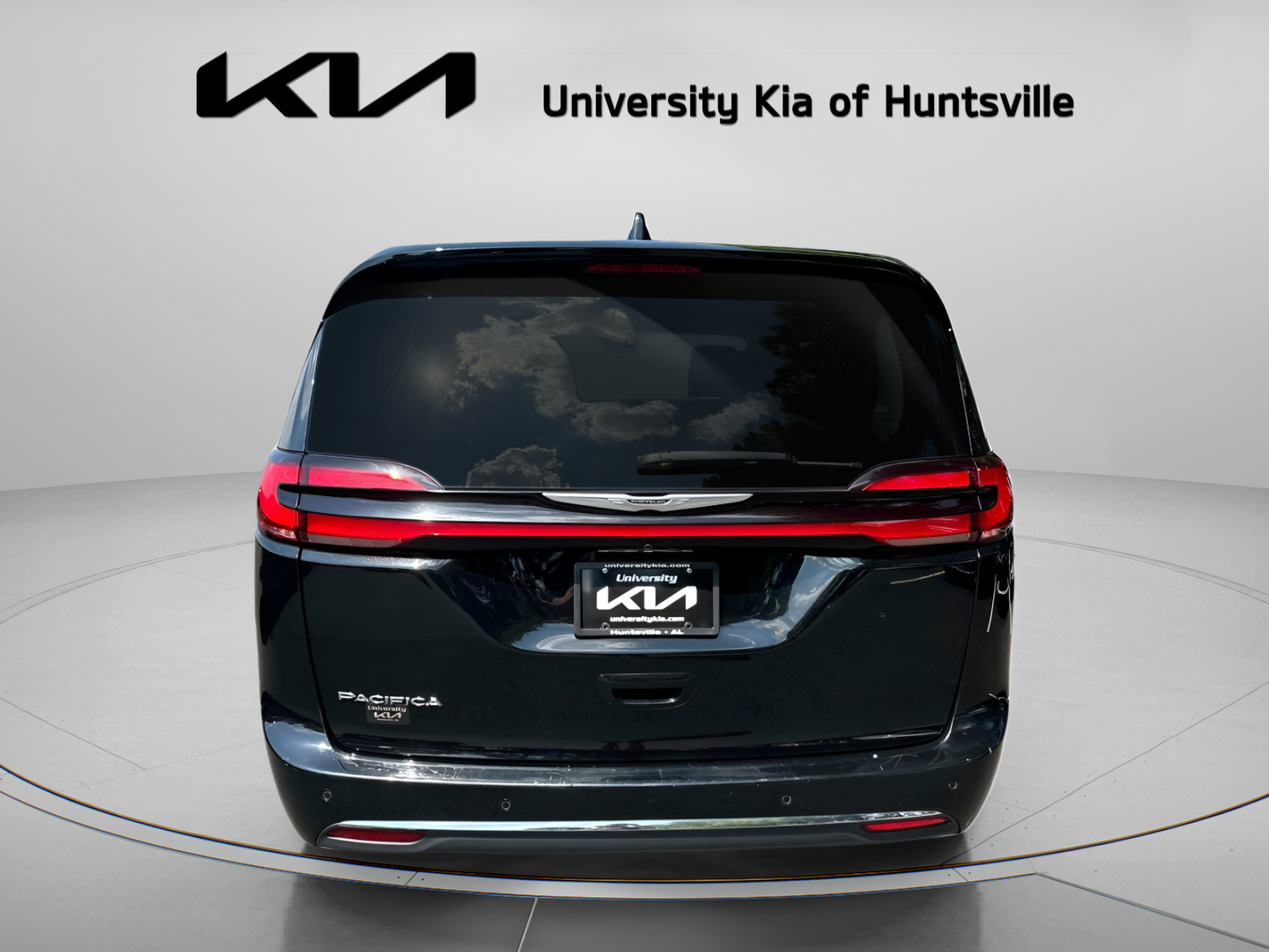 Used 2024 Chrysler Pacifica Touring-L FWD image 7